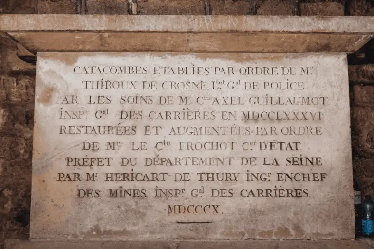 Les_Catacombes_de_Paris-Leon_Grosse__1_.png